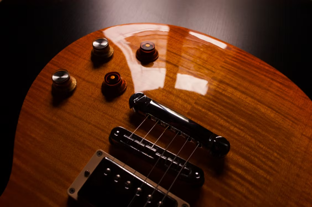 Guitar volume and tone knobs, where gari (crackling noise) typically originates in the potentiometer