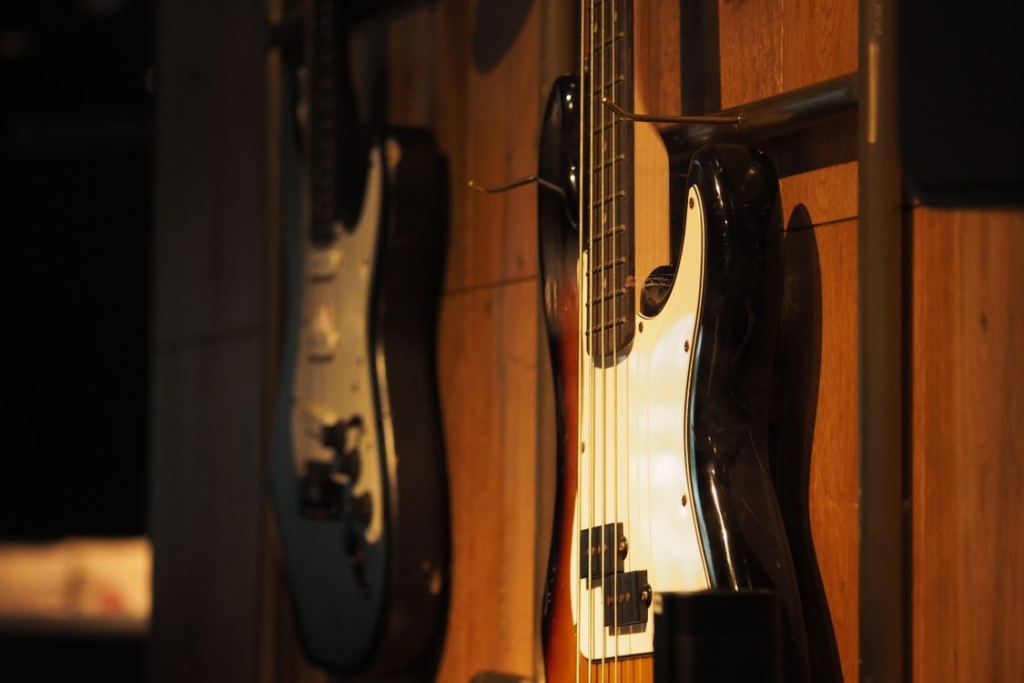 Used bass guitars displayed on a Japanese guitar shop wall