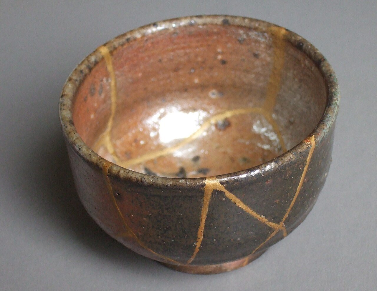 Kintsugi bowl repaired with lacquer and gold